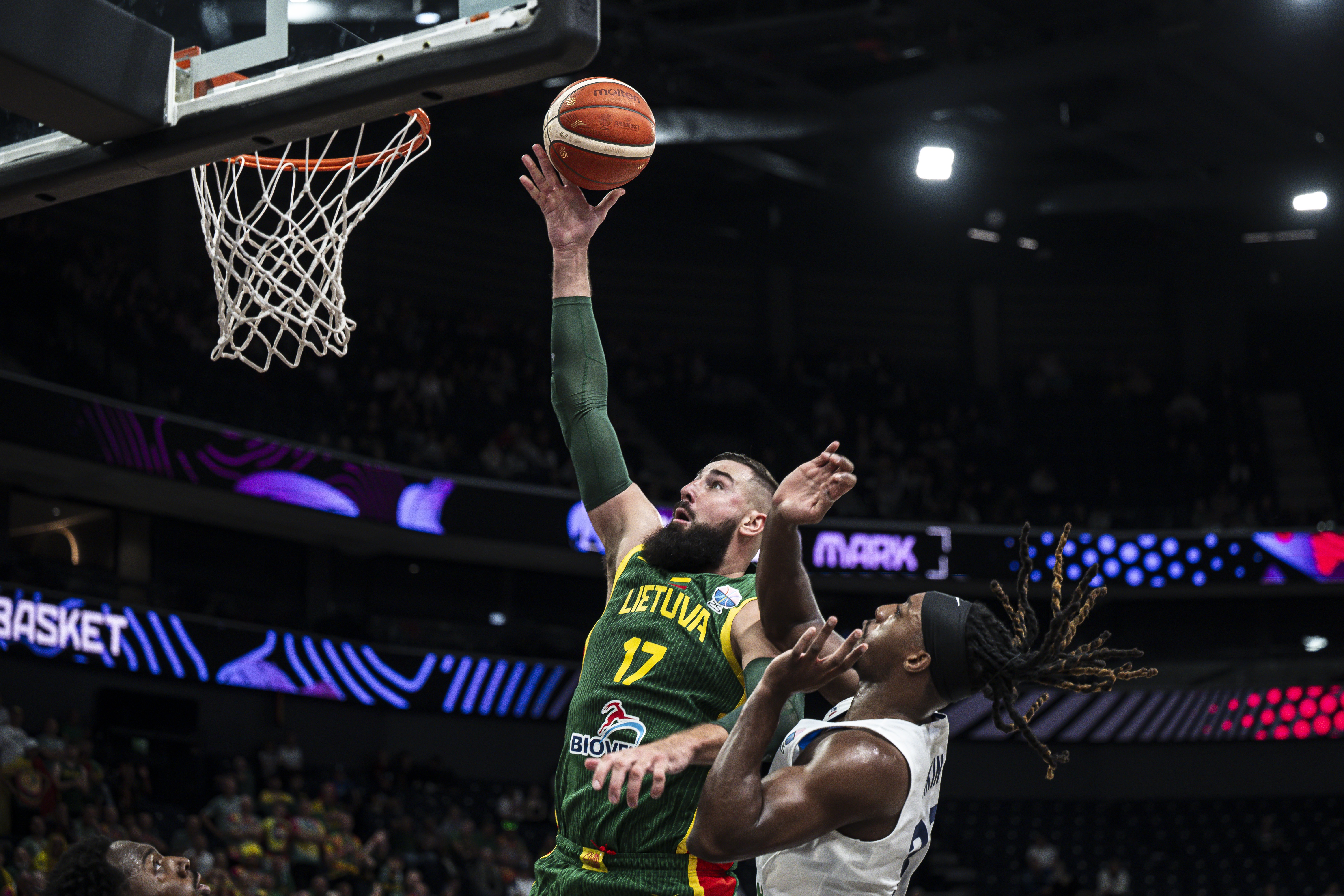 开云·体育app中国官方网站开云-相当高效！瓦兰丘纳斯13分钟9中8&amp;三分4中3砍19分 另有5板1助1帽