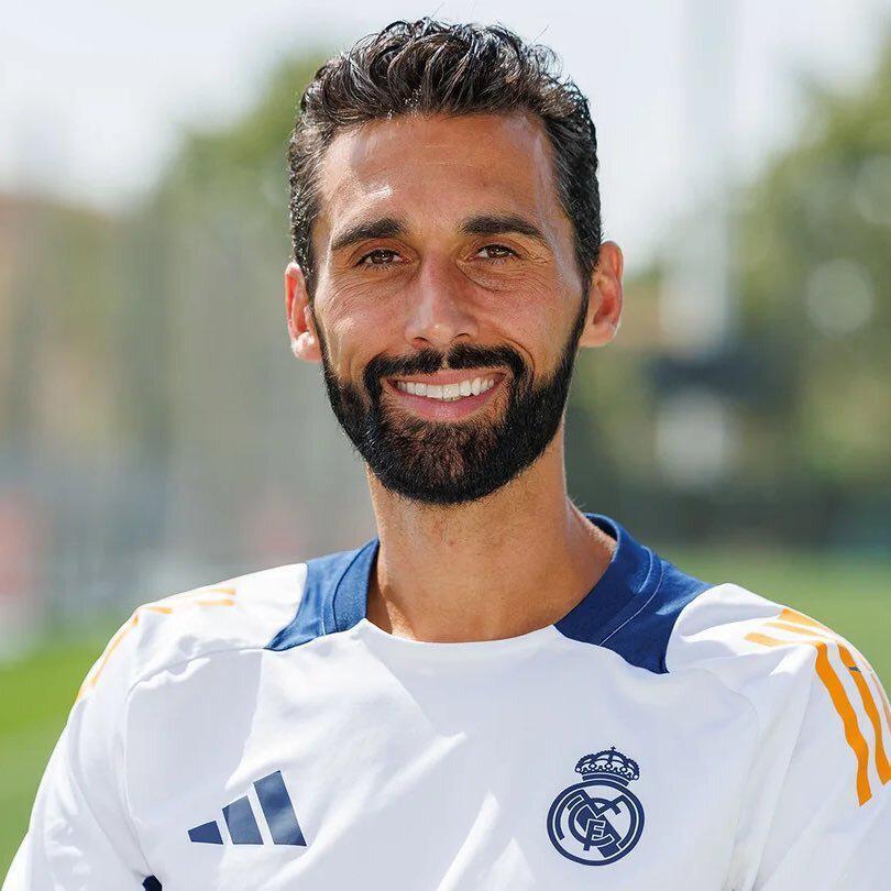 云开体育app下载安装-续约反转!皇马新帅变阵,维尼修斯回归左路开心,姆巴佩搭档确定