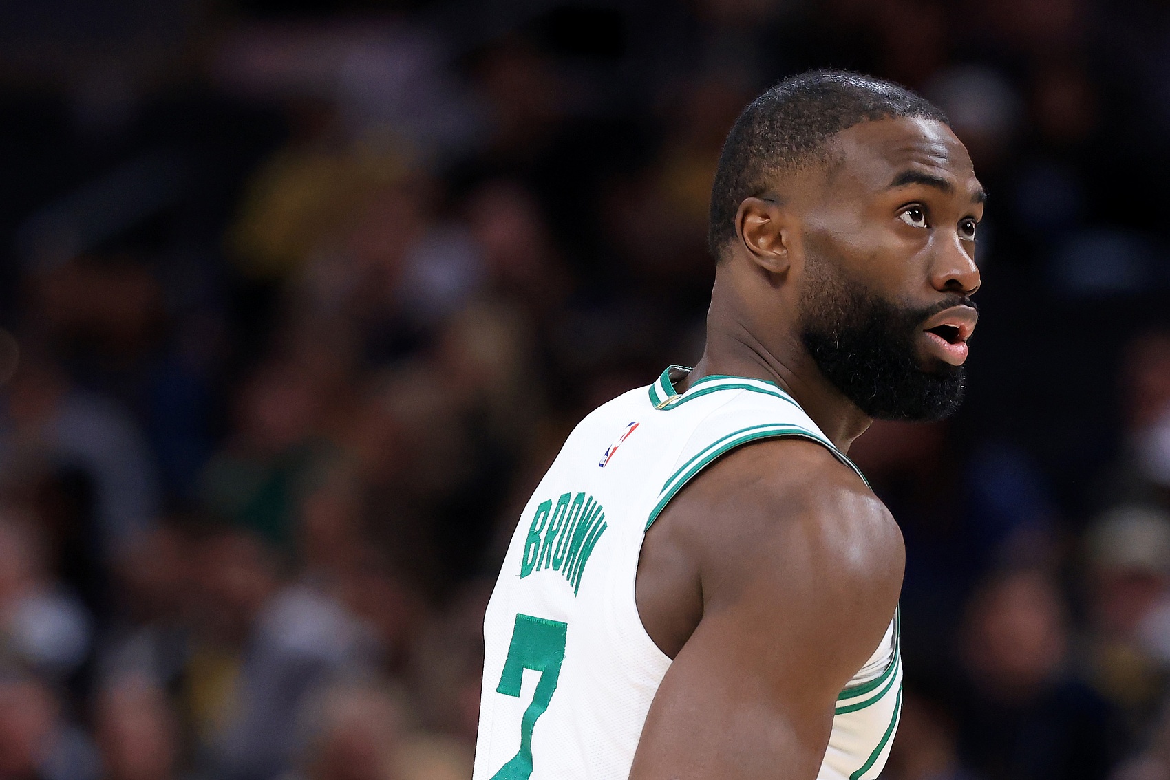 依旧稳定！杰伦·布朗29中15砍下33分11板3助 仅2次罚球