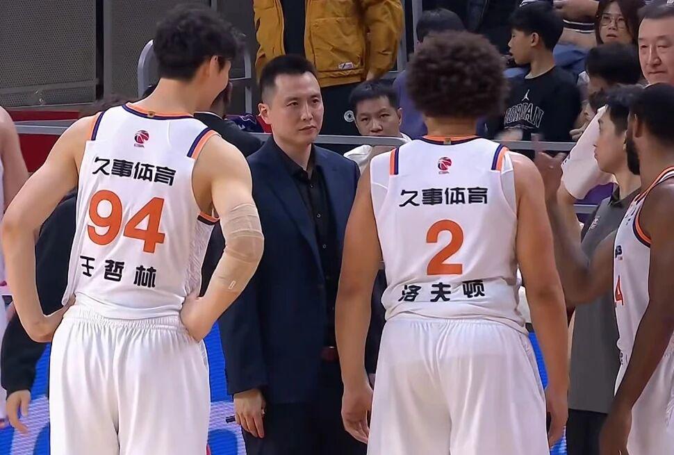中国kaiyun·体育官方网站-上海男篮14连胜,卢伟赛后发言体现智慧,洛夫顿引卢伟不满被喷!